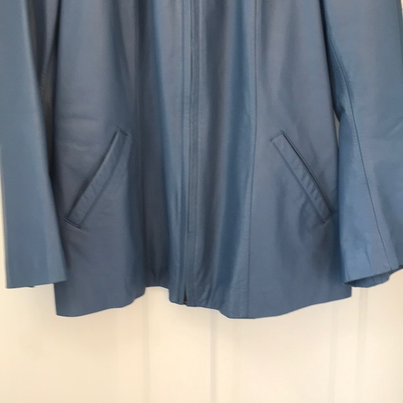 Women’s light to medium blue leather jacket. - Picture 4 of 10